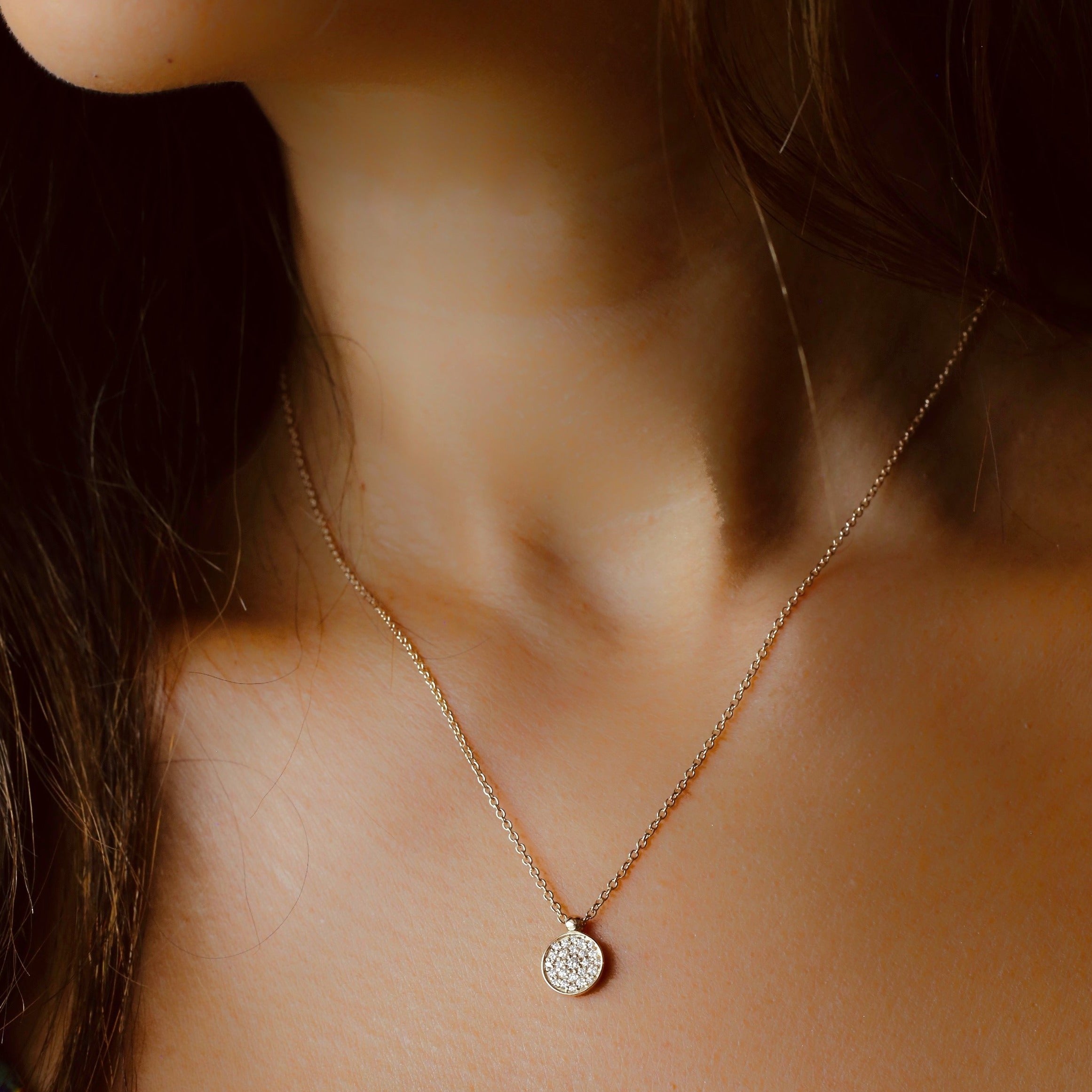 Round diamond on sale necklace gold